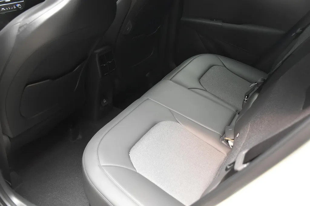 Kia Niro 1.6 GDi Hybrid 138pk DCT6 DynamicLine Snel leverbaar!