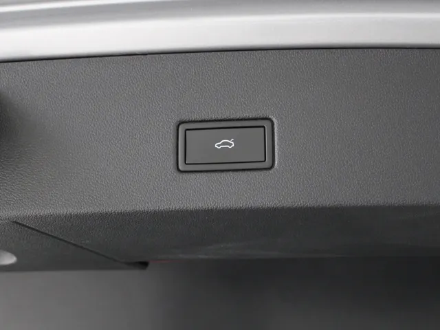 Volkswagen T-Roc 1.5 TSI R-Line DSG Automaat Blackstyle Navigatie | Climate Control | El. Achterklep | Camera | 4-Seizoenen banden