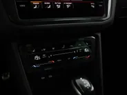 Volkswagen Tiguan 1.4 TSI 245pk DSG eHybrid Life Business · Camera · P-Sensoren · Wegklapbare Trekhaak · Dodehoek Detectie · 18'' Inch ·