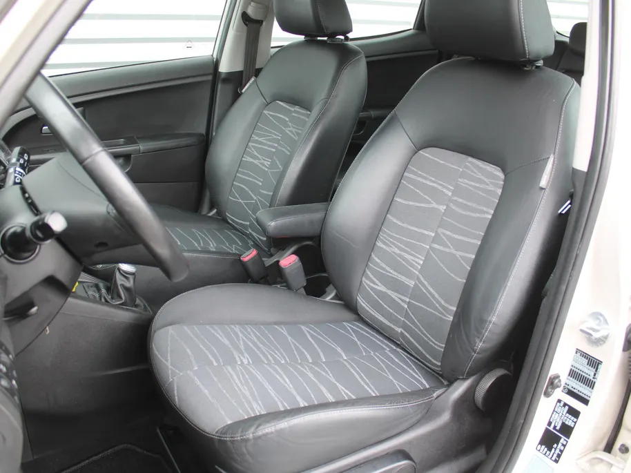 Kia Venga 1.4 CVVT X-ecutive | Trekhaak | 16' LM | Clima | Cruise | Navi | Parkeersensor achter |