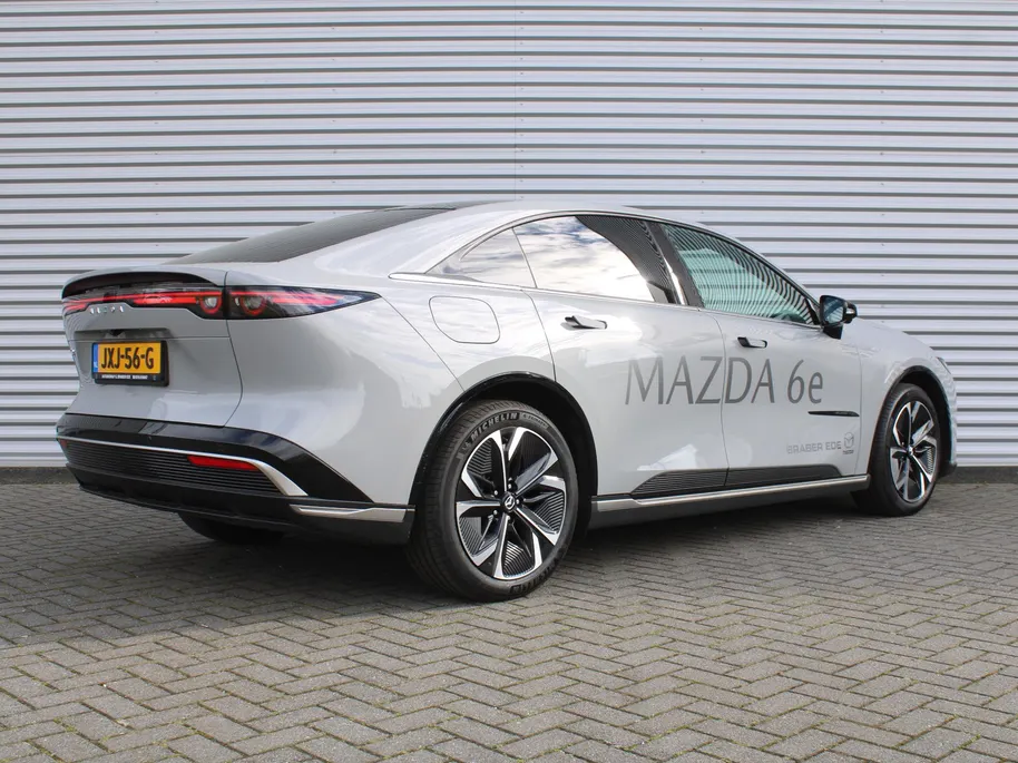 Mazda 6 6e Takumi Long Range 80 kWh | Stuur-/stoelverwarming + ventilatie | 360 camera | Pano dak | Zwart leer | 19' LM | HUD | LED | Elek. stoelverst. |