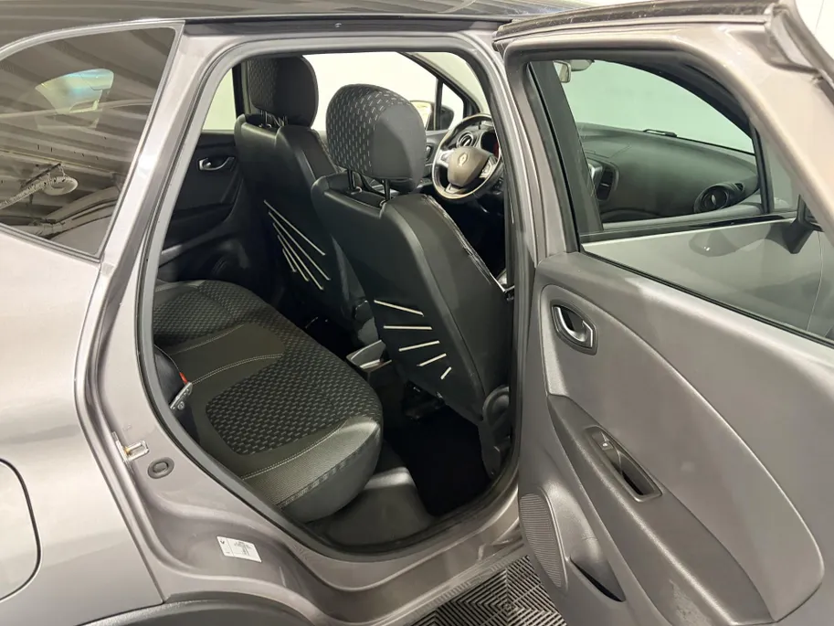 Renault Captur 120PK TCe Intens Automaat | Trekhaak | Navi | LM Velgen Hoogglans Zwart | Camera | Parkeersensoren | Full LED | Climate Control | Cruise Control | Keyless Entry | Elektrische Ramen & Spiegels | Licht & Regen Sensor |