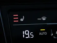 Volkswagen T-Roc 1.5TSI/150PK R-Line Business+ · Panoramadak · Trekhaak · Camera · Apple/Android Car Play · Navigatie · Stoelverwarming · Garantie t/m 09-10-2027 of 100000km.