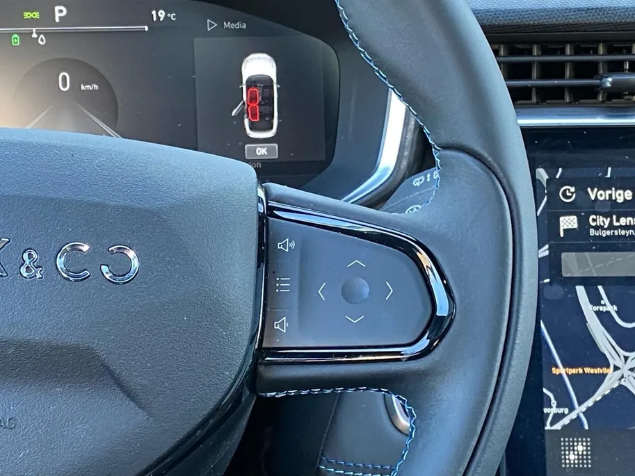 Lynk & Co 01 1.5 | Climate control | Navigatie | Schuif/kanteldak | Elek. stoelen | LM-velgen | Dodehoek | 360 camera |