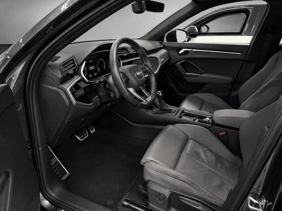 Audi Q3 45 TFSIe 245pk S edition · Trekhaak Wegklapbaar · 360 Camera · Lederen Bekleding · Adaptive Cruise Control · Apple/Android Car Play · Elek. Achterklep · Keyless · 19'' Inch ·