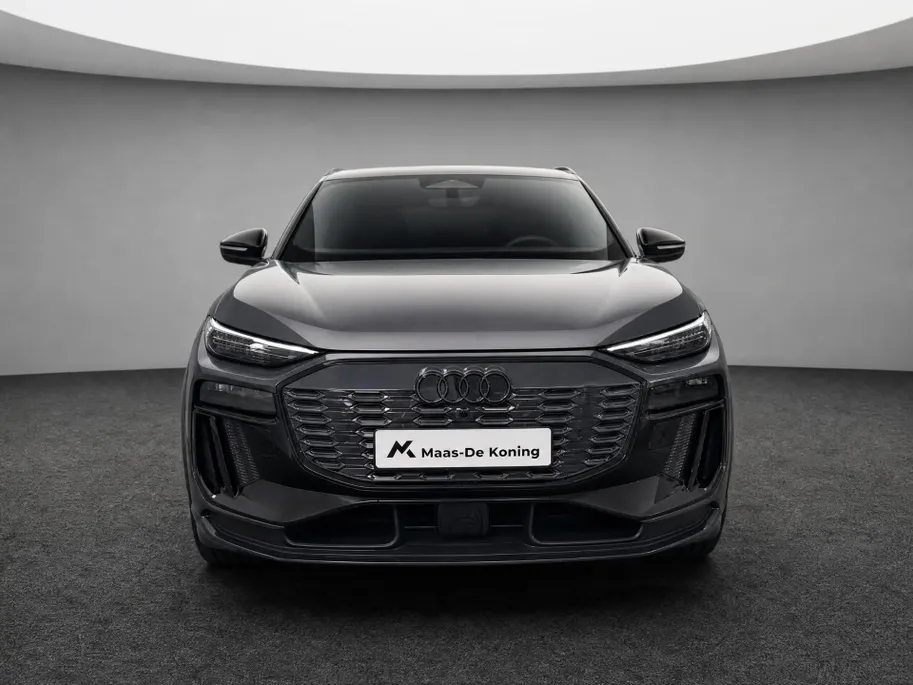 Audi Q6 e-tron S edition 306pk performance 100 kWh · Panoramadak · Luchtvering · Trekhaak · 360 Camera · Warmtepomp · Head-Up · Elek. Voorstoelen · 21'' Inch · 24-11-2030 of 100.000km