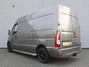 Renault Master T33 2.3 dCi L2H2 Stop & Start | Automaat | Trekhaak | Camera | Airco | Navi | Cruise | 16' LM | PDC | Licht-/regensensor | Volledig betimmerd |