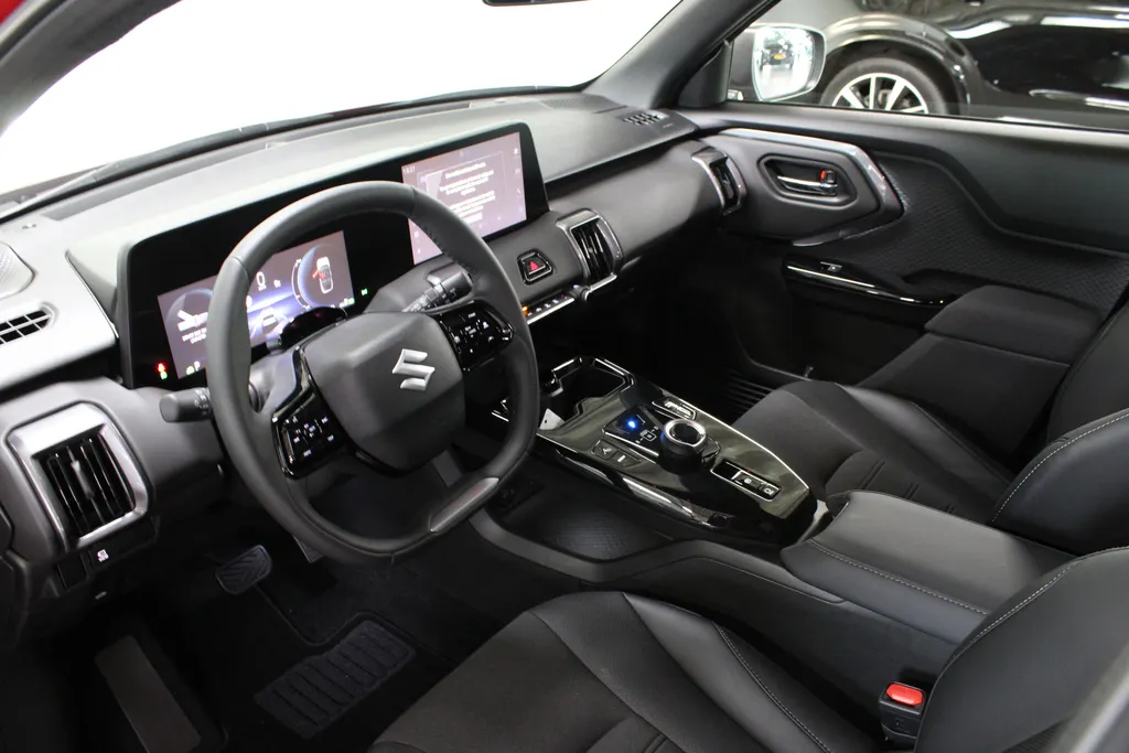 Suzuki e Vitara Style 61 kWh / Stoel + Stuurverwarming / 360° Camera / Navigatie /