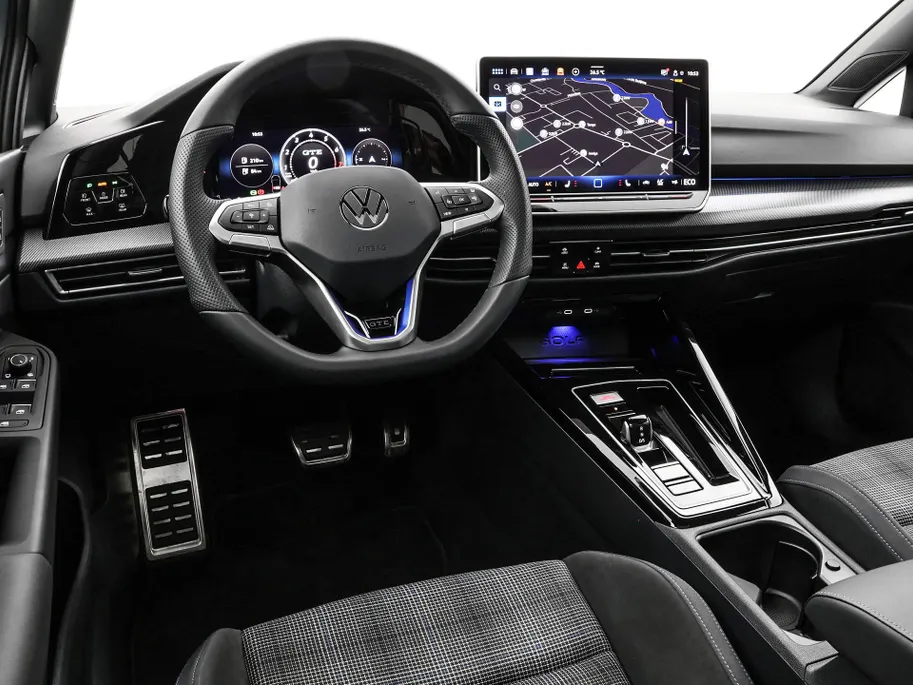 Volkswagen Golf 1.5 eHybrid 272pk DSG GTE · Panoramadak · 360 Camera · Inklap. Trekhaak · Head-Up Display · Matrix LED · Keyless · DCC · Garantie t/m 26-05-2030 of 100.000km