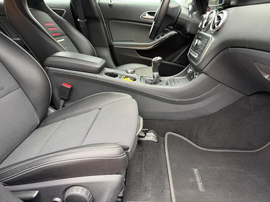 Mercedes-Benz A-Klasse 180 Business Solution | Zeer nette auto | Navigatie | Achteruitrijcamera | Parkeersensoren v + a | Comfort stoelen | Stoelverwarming | Bovag garantie | NAP