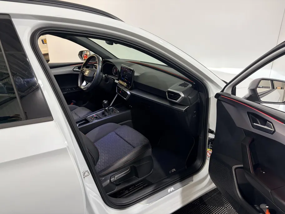 SEAT Leon Sportstourer 150PK 1.5 TSI FR Business Intense | Navigatie | Cruise Control Adaptief | Climate Control | Apple Carplay/Android Auto | Camera | Parkeersensoren | Lichtmetalen Velgen | Licht & Regen Sensor |