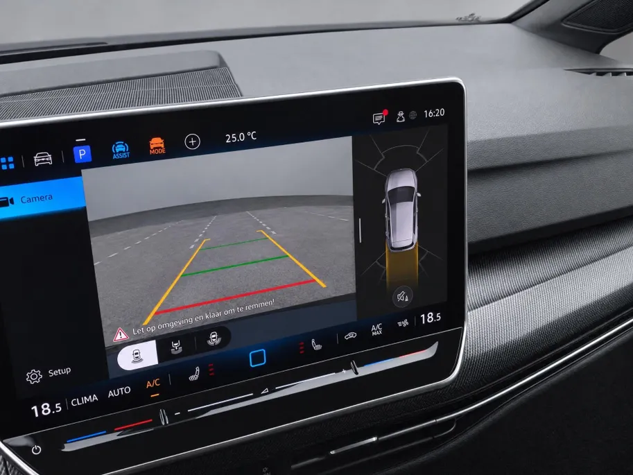 Volkswagen Golf 1.5eTSI/150PK R-Line · Navigatie · Trekhaak · Apple/Android Car Play · Dodehoeksensoren · Stoelverwarming ·  Garantie t/m 08-01-2031 of 100000km.