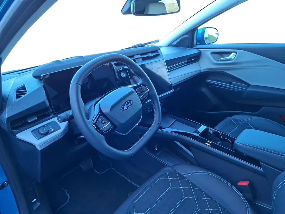 Ford Puma Gen-E Premium 44 kWh | 4.400,- Ready Set Ford Bonus | Climate Control | Camera | Parkeersensoren | B&O Audio | Matrix Ledkoplampen | Halfleer bekleed | Apple Carplay&Android Auto | El. Achterklep | Navigatie |