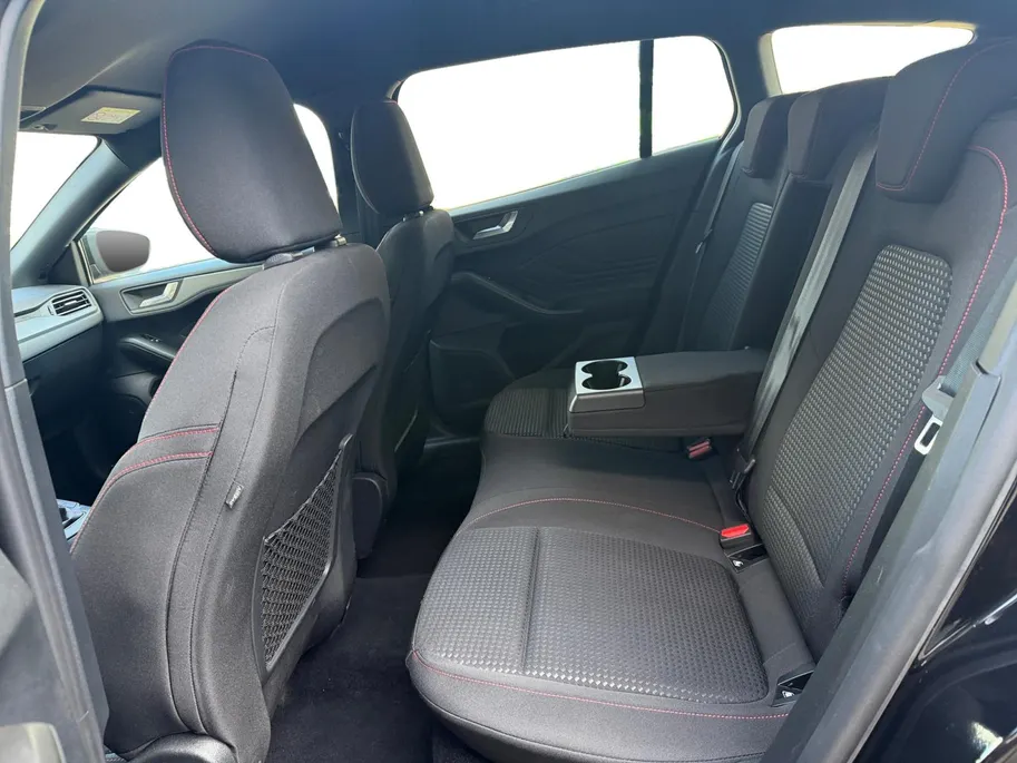 Ford Focus Wagon 1.0 EcoBoost Hybrid ST Line Style | Dealer onderhouden | NL auto | Winter pack | Trekhaak | Navigatie | Apple carplay & Android auto | Parkeersensoren voor en achter | Achteruitrijcamera | Cruise control | Draadloos opladen mobiel | Privacy glas | B