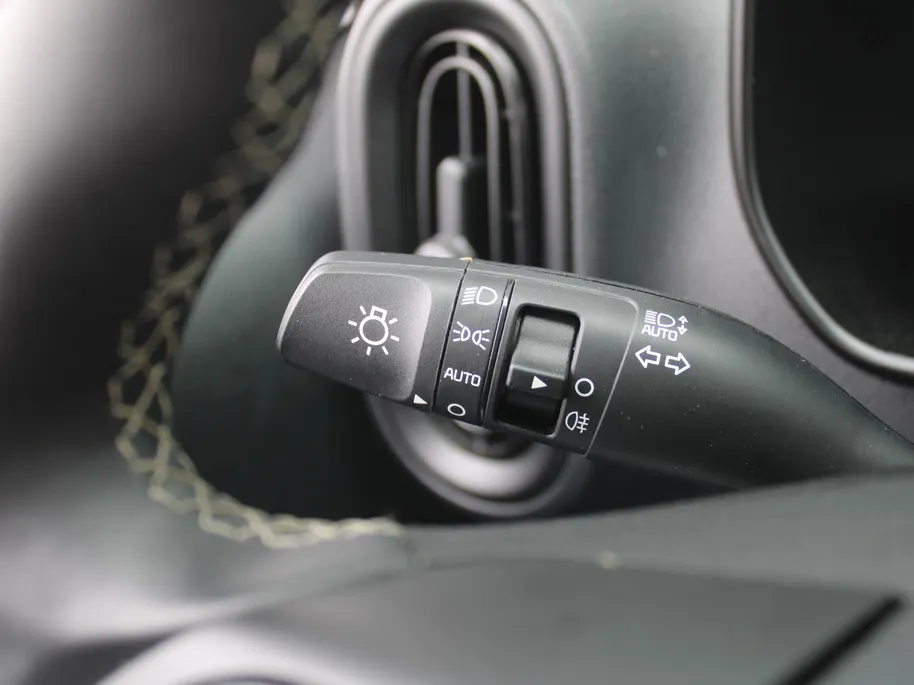 Kia Picanto 1.0 DPI AMT ExecutiveLine | Stuur-/stoelverwarming | Camera | Draadloze telefoonlader | LED | 15' LM | Clima | Cruise | Navi | Automaat |