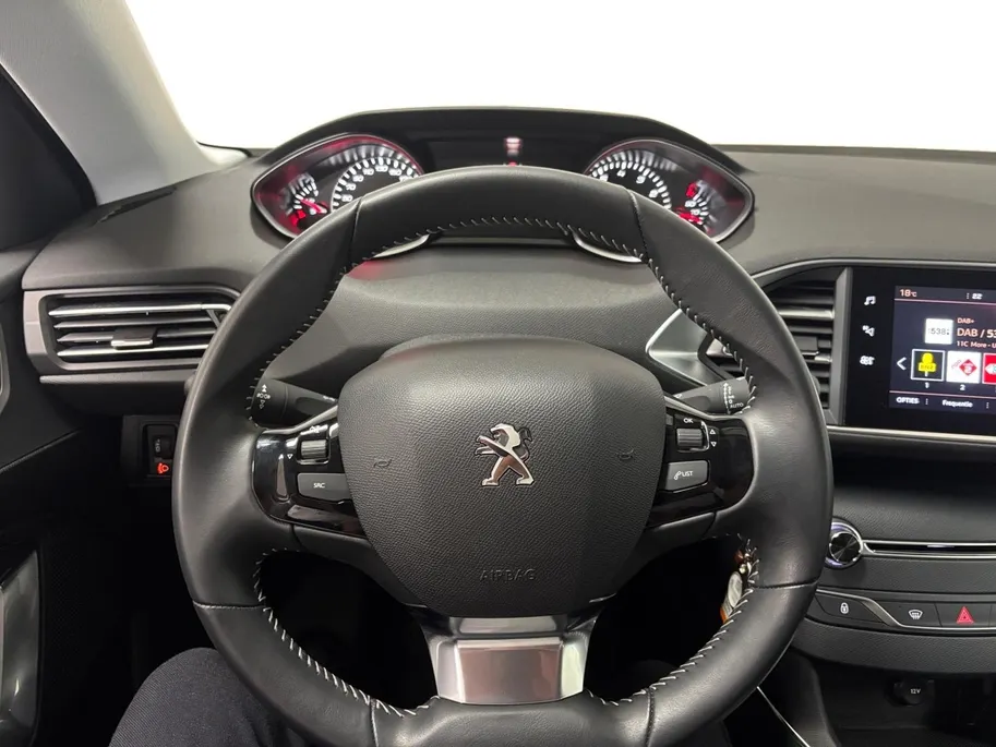 Peugeot 308 1.2 PureTech Allure APPLE CARPLAY ANDROID AUTO CAMERA PARKEERSENSOREN 5 DEURS LM VELGEN PAS 17000KM VOLLEDIGE DEALER ONDERHOUDEN ALLES AANTOONBAAR