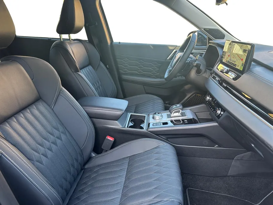 Mitsubishi Outlander 2.4 PHEV Instyle Leer | Electrische stoelverstelling met geheugen | Trekhaak afneembaar | Head-up display | Open dak panorama | 230Volt aansluiting in kofferruimte