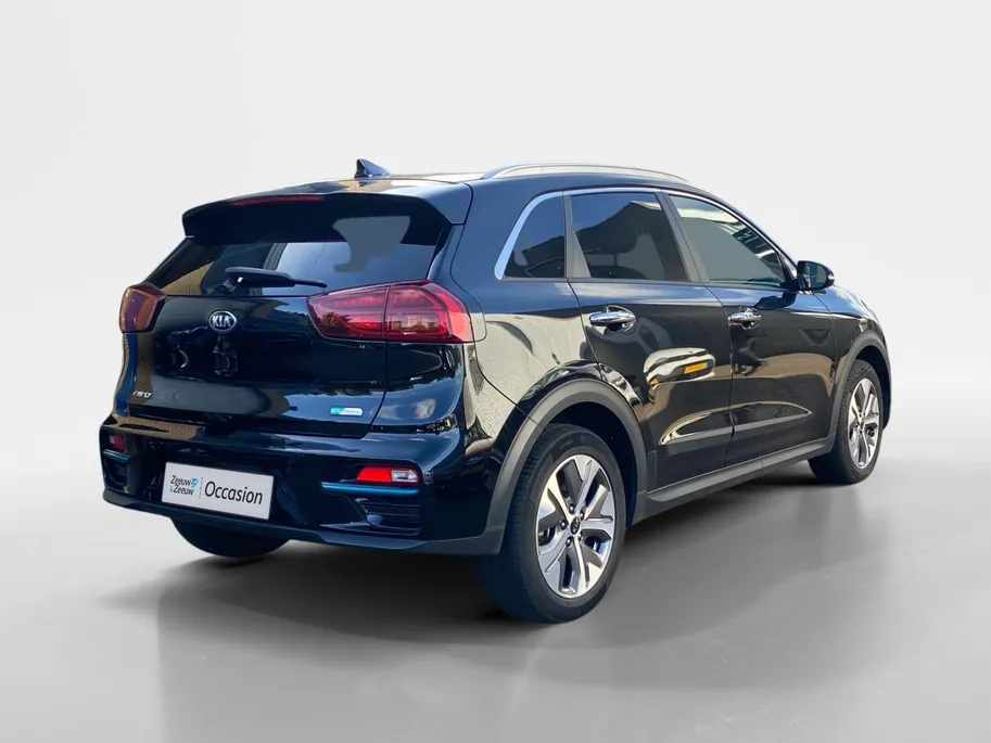Kia e-Niro ExecutiveLine 64 kWh | Climate control | Leder | Stoel + stuurverwarming en ventilatie | Schuif/kanteldak | Navigatie | 17 inch LM-velgen | Keyless | SOH 97% |