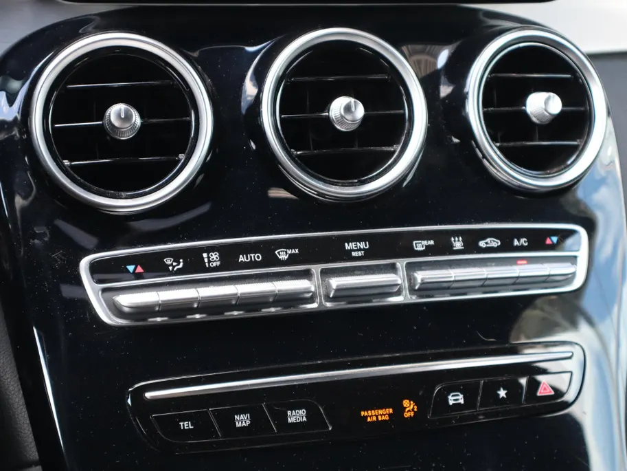 Mercedes-Benz GLC Coupé 300e 4MATIC Business Solution AMG l Panoramadak l Stoelverwarming l Achteruitrij camera