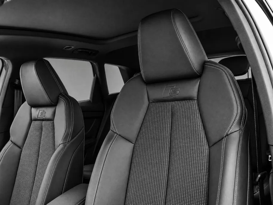 Audi Q4 Q4 S edition performance 82 kWh 286 PK · Glazen panoramdak · Trekhaak elek. wegklapbaar · Optiekpakket zwart