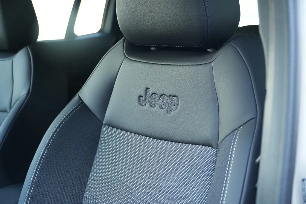 Jeep Avenger 1.2 e-Hybrid Summit | Navi | JBL | Camera | Winter | 18"