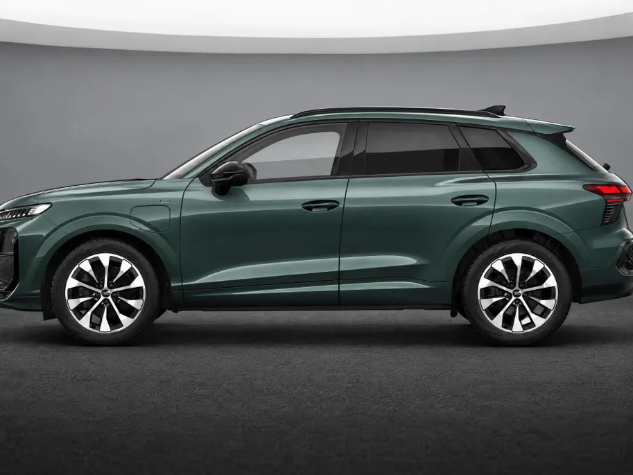 Audi Q3 e-hybrid S edition 272 PK · Tech plus · Glazen panoramadak · Optiekpakket zwart