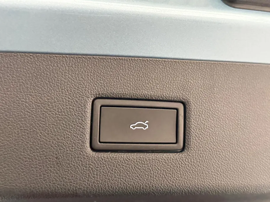 Ford Explorer Limited Edition Extended Range RWD 79 kWh 200 pk | Navigatie | Warmtepomp | Inklapbare trekhaak | Head-up Display | Elektrisch verstelbare bestuurdersstoel met geheugen en massagefunctie