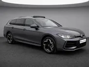 Volkswagen Passat Variant 1.5eHybrid 200kW/272PK R-Line · Panoramadak · Trekhaak · 360°Camera + Parkeersensoren · Garantie t/m 11-11-2030 of 100000km.
