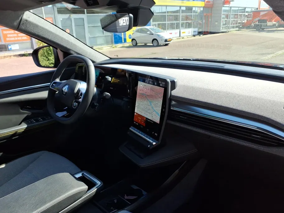 Renault Scénic E-Tech EV60 comfort range techno Apple Carplay/Android Auto , lichtmetalen velgen 19' , electronic climate controle , camera , cruise control adaptief , navigatiesysteem , stoel en stuurverwarming .