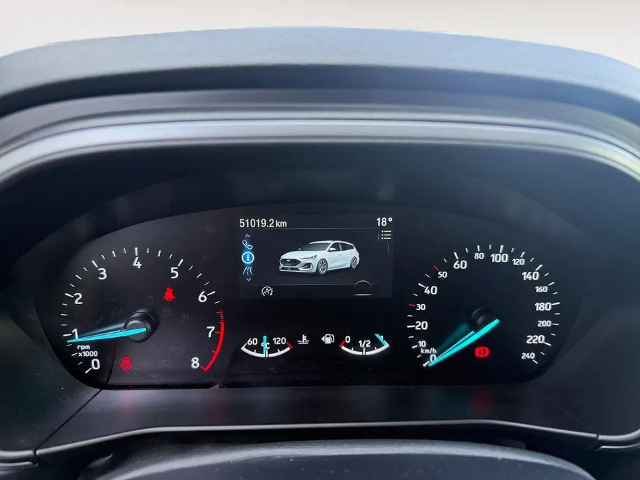Ford Focus Wagon 1.0 EcoBoost Hybrid ST Line Style | Dealer onderhouden | NL auto | Winter pack | Trekhaak | Navigatie | Apple carplay & Android auto | Parkeersensoren voor en achter | Achteruitrijcamera | Cruise control | Draadloos opladen mobiel | Privacy glas | B