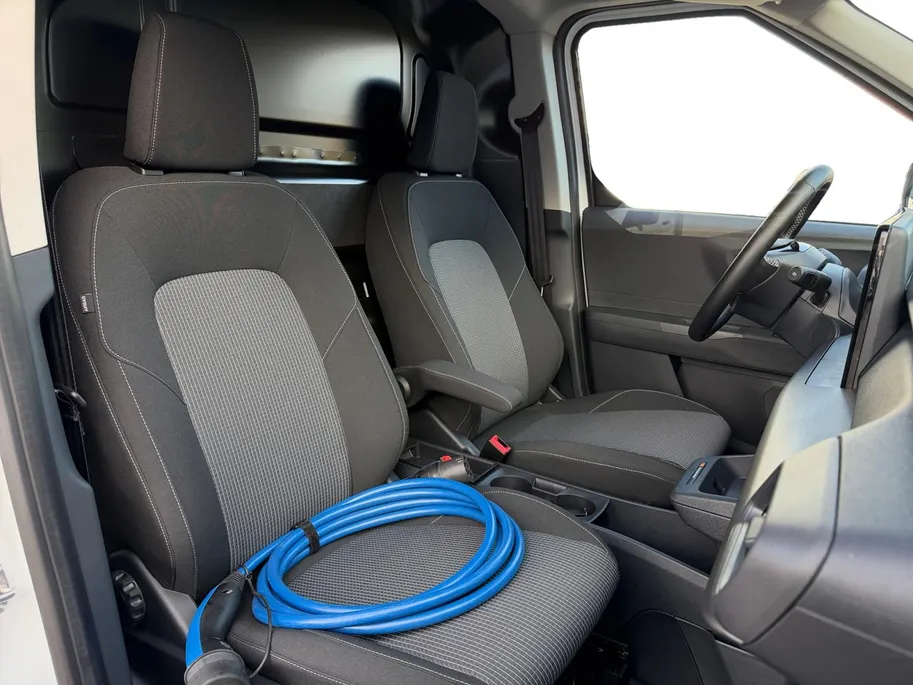Ford E-Transit Courier Trend 44 kWh | NL auto | Navigatie | Apple carplay & android auto | Adapt. cruise control | BLIS | Parkeersensor achter | Achteruitrijcamera | Trekhaak |