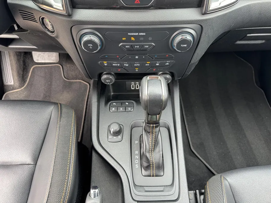 Ford Ranger 2.0 EcoBlue Wildtrak Supercab | NL auto | Dealer onderhouden | 213 pk | Trekhaak | Automaat | Rollertop | Stoelverwarming | Achteruitrijcamera | Parkeersensoren voor en achter | Adapt. cruise control | Apple carplay & Android auto | Bovag garantie |