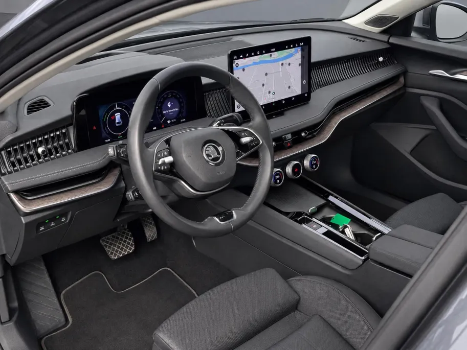 Škoda Superb Combi 1.5TSI 160kW/218PK PHEV Laurin & Klement · Trekhaak · 360°Camera · Canton sound · Apple/Android Car Play