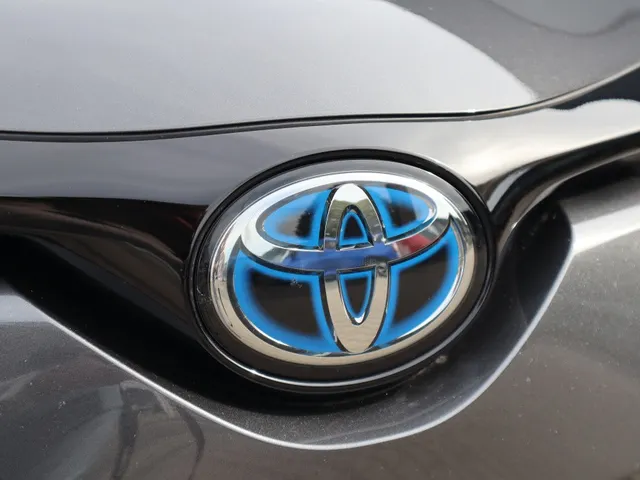 Toyota C-HR 1.8 Hybrid Style Trekhaak | All Seasonbanden | Stuur en stoelverwarming