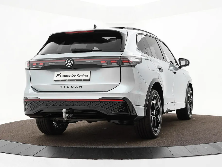 Volkswagen Tiguan 1.5 eHybrid 204pk DSG R-Line Edition · Panoramadak · 360 Camera · Inklap. Trekhaak · Matrix LED · Stuur- & Stoelverwarming + Massage · Achterbank verwarmd · Garantie t/m 09-10-2030 of 100.000km