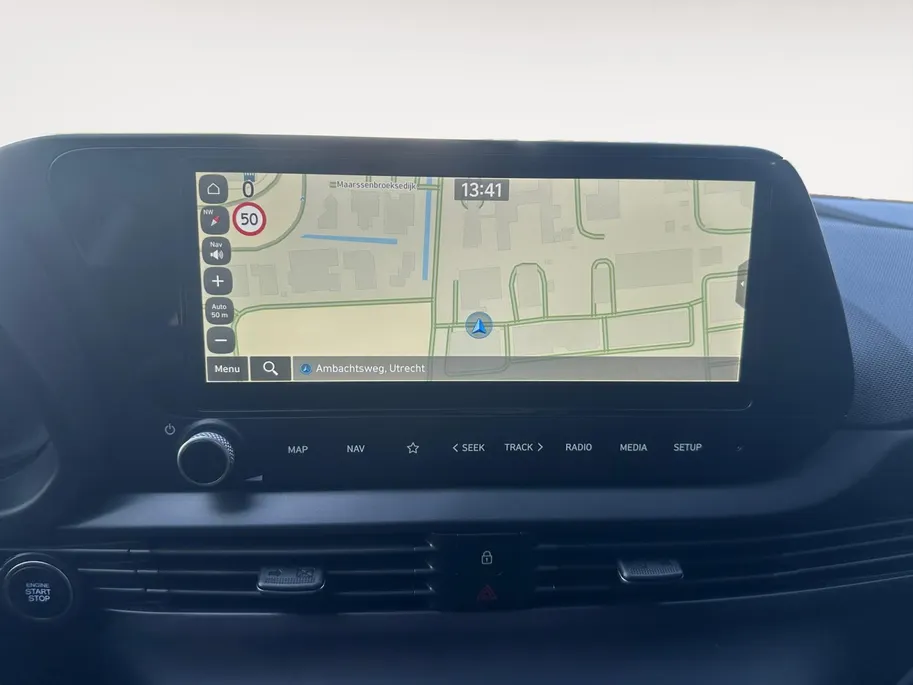 Hyundai i20 1.0 T-GDI Premium | Trekhaak| Lichtmetalen velgen| Automaat| Navigatie | Stoel verwarming| Stuur verwarming| Vol met opties!