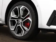 Škoda Octavia Combi 1.4 TSI RS iV PHEV 245pk DSG Business · Camera · Inklap. Trekhaak · Head-Up Display · Elek. Stoelen + Geheugen & Massage · Stuur- & Stoelverwarming ·