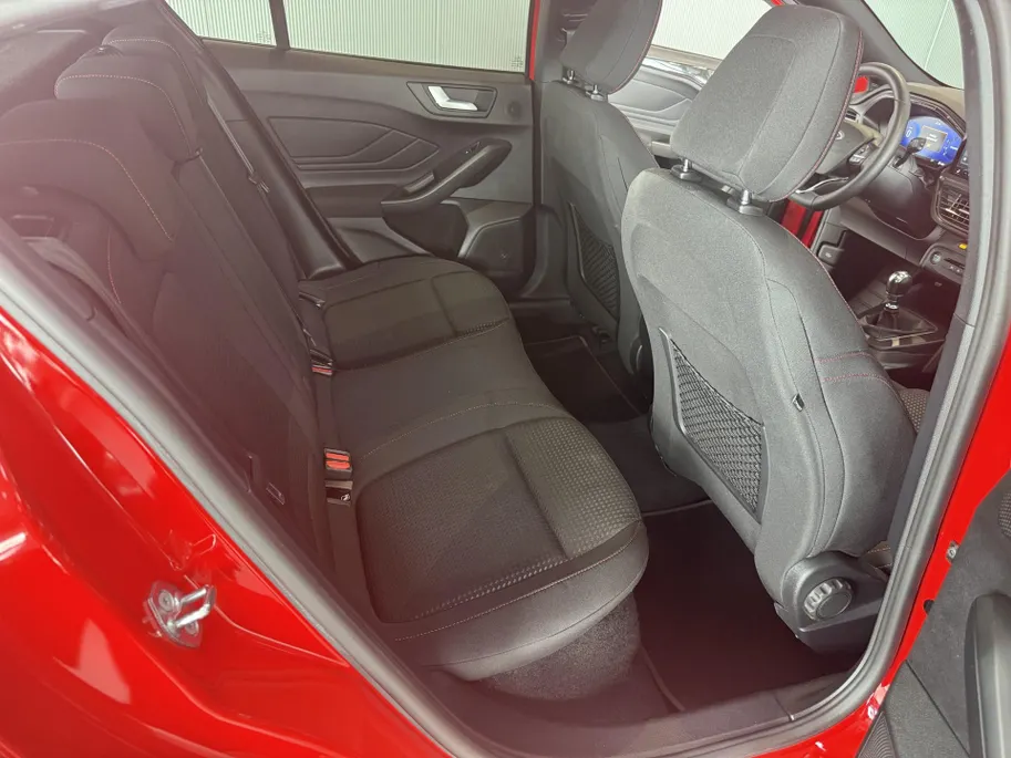 Ford Focus 1.0 EcoBoost Hybrid 125 pk ST Line X Panoramadak - Groot navigatie - 18inch LM Velgen - Driver Assistance Pack - Winter Pack - Race Red