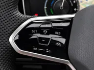 Volkswagen Touareg 3.0TSI 340kW/462PK R-line · Panoramadak · Trekhaak · Leder · Luchtvering