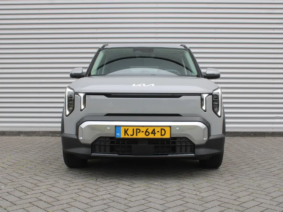 Kia EV2 Plus 42.2 kWh | Dodehoek detectie | Clima | 18'' LM Velgen | Stuur-/stoelverwarming | All seasons | Camera | Keyless | Telefoonlader | Navi |