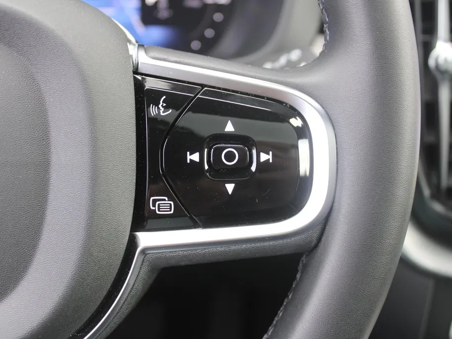 Volvo XC60 2.0 T8 Plug-in hybrid AWD Ultimate Black Edition | Trekhaak elektr. | Luchtvering | Schuifdak | Leer | Geheugenstoelen | B&W audio | Stoelventilatie | Winterset | Zeer nette auto |