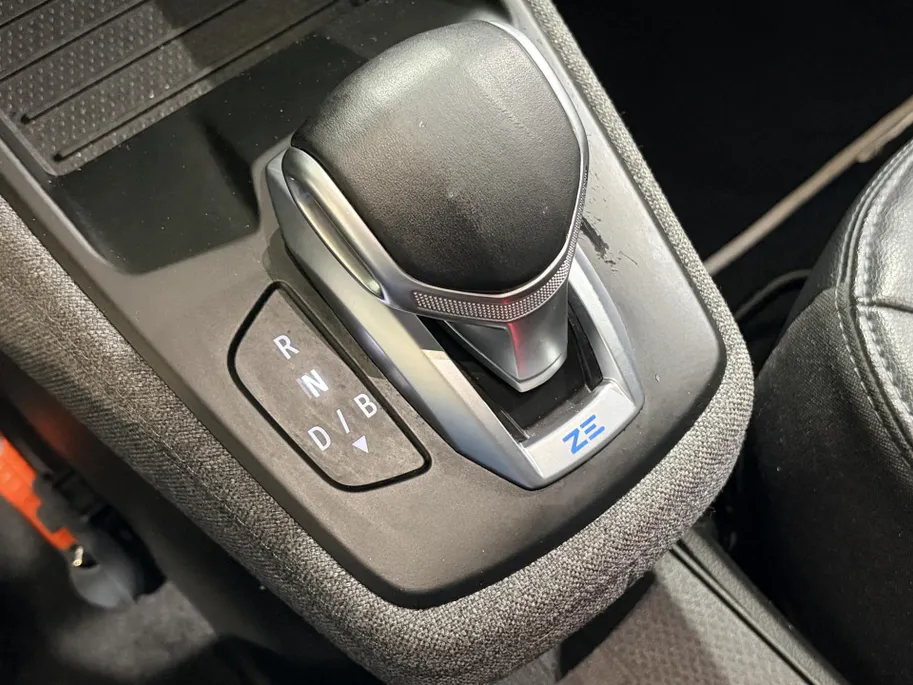 Renault ZOE R135 Intens 52 kWh Automaat | Navi | Camera | Cruise Control | Parkeersensoren | Apple CarPlay/Android Auto | Climate Control | Lichtmetalen Velgen | Digital Cockpit | Licht & Regen Sensor |