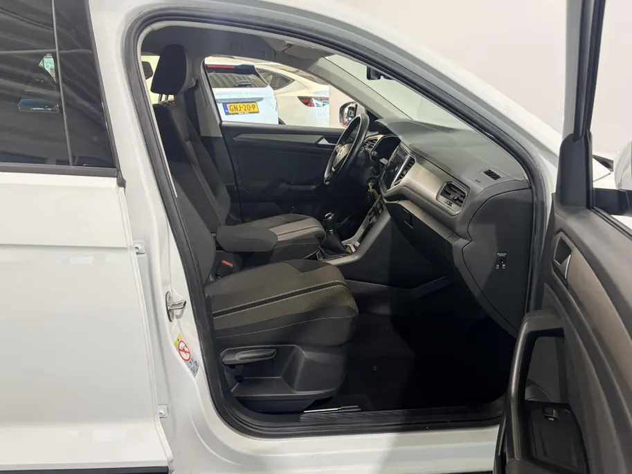 Volkswagen T-Roc 110PK TSI Style | Trekhaak 1300KG Trekgewicht | Navigatie | Cruise Control Adaptief | Climate Control | Camera | Parkeersensoren | Lichtmetalen Velgen | Armsteun |