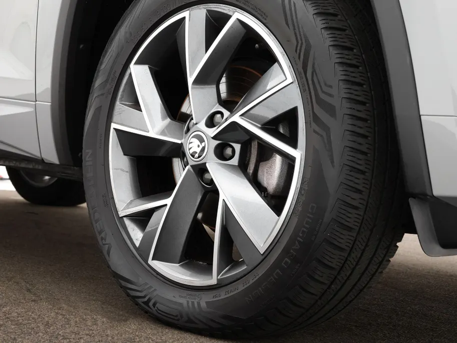 Škoda Kodiaq 1.5 TSI 150pk DSG Sportline Business 7p. · Camera · Inklap. Trekhaak · Keyless · Elek. Bestuurdersstoel + Geheugen · Matrix LED · Garantie t/m 27-05-2028 of 100.000km
