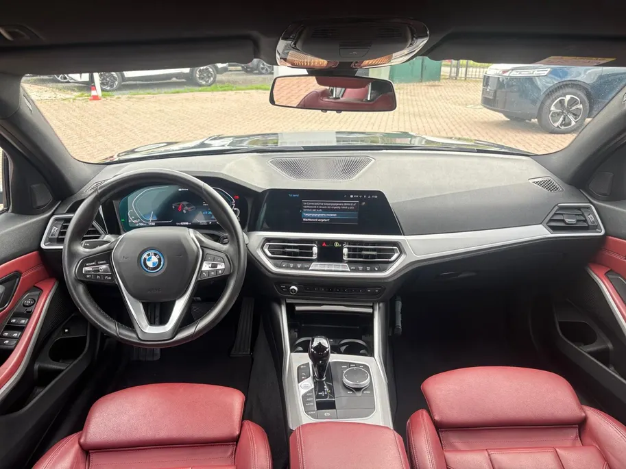 BMW 3 Serie 320e Business Edition Plus *Automaat*Navigatie*Parkeersensoren*Carplay*Lederen bekleding*Stoelverwarming*LM.Velgen*Zeer nette auto!