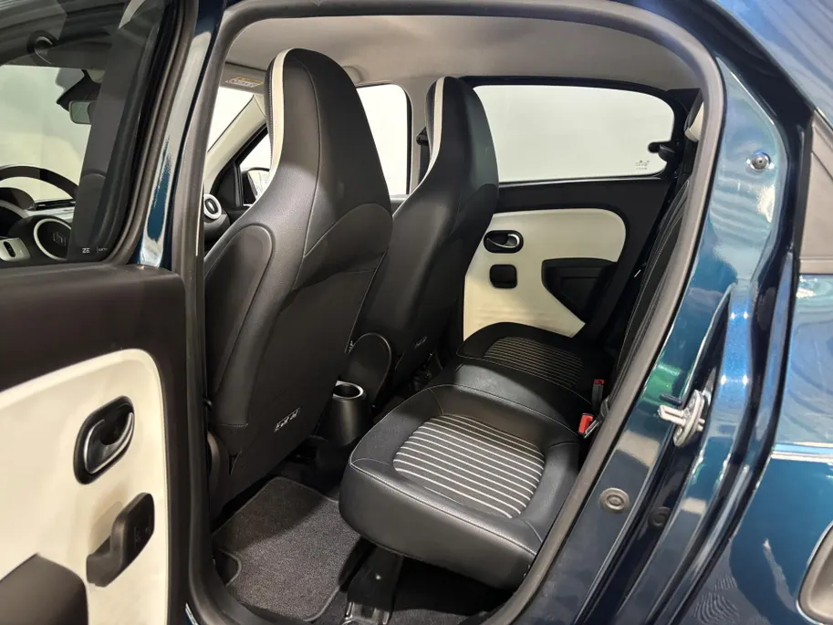 Renault Twingo Z.E. R80 Intens Automaat | 1e eigenaar | Apple CarPlay/Android Auto | Climate Control | Lichtmetalen Velgen | Cruise Control | Licht & Regen Sensor | Half Leder | Privacy Glass | Elektrische Ramen & Spiegels |