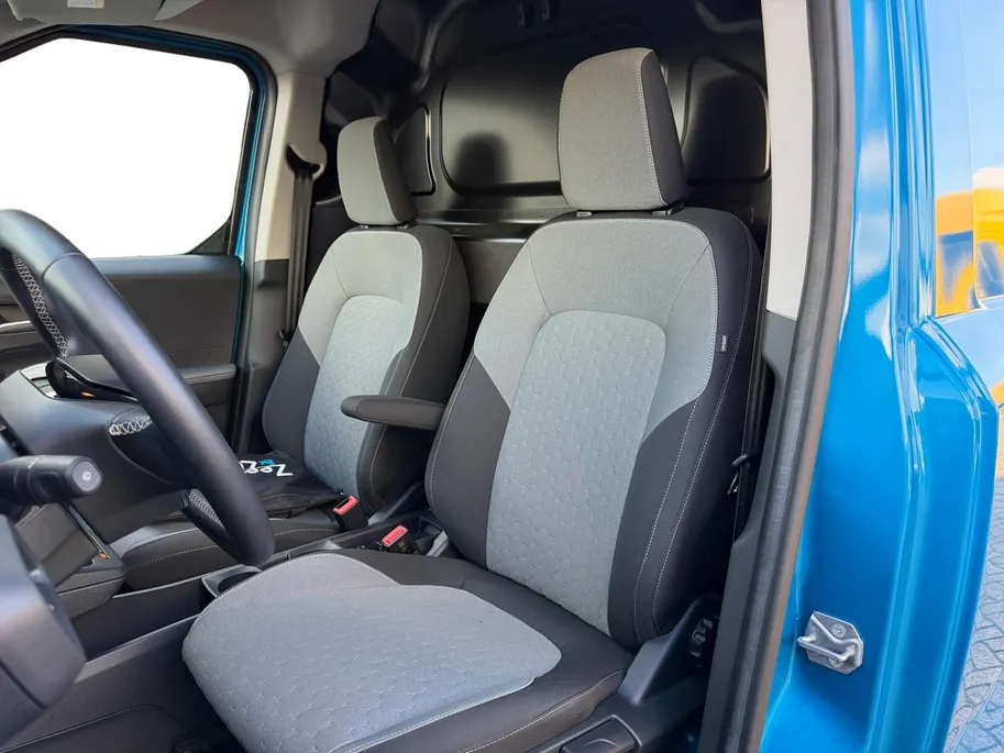 Ford E-Transit Cour. Limited 44 kWh | 1e eigenaar | Automaat | Trekhaak | Adapt. Cruise control | BLIS | Winter pack | Parkeersensoren voor en achter | Achteruitrijcamera | Navigatie | Apple carplay & Android auto | Fabrieksgarantie |