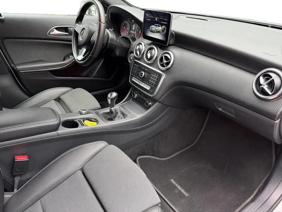 Mercedes-Benz A-Klasse 180 Business Solution | Zeer nette auto | Navigatie | Achteruitrijcamera | Parkeersensoren v + a | Comfort stoelen | Stoelverwarming | Bovag garantie | NAP