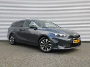 Kia Ceed Sportswagon 1.0 T-GDi MHEV Design Edition | Stuur-/stoelverwarming | Cruise adapt. | Camera | 16' LM | Dodehoekdetectie | JBL audio | LED |