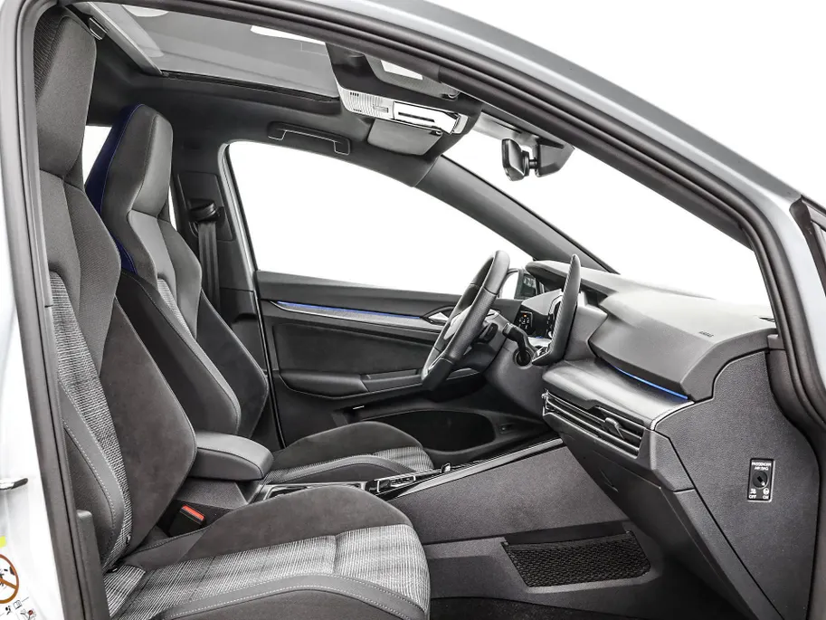 Volkswagen Golf 1.5 eHybrid 272pk DSG GTE · Panoramadak · 360 Camera · Inklap. Trekhaak · Head-Up Display · Matrix LED · Keyless · DCC · Garantie t/m 26-05-2030 of 100.000km